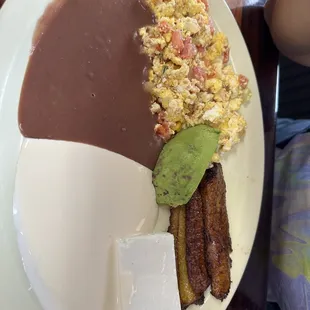 Desayuno típico salvadoreño