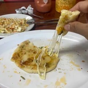 Pupusa de queso con loroco