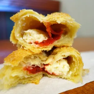 06/22/18 Los Portales: Pastelillo de Guayaba con Crema (interior)