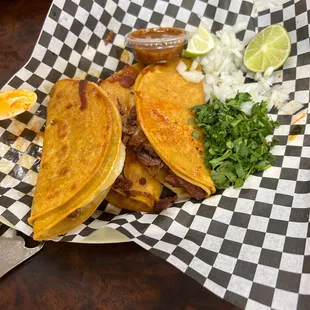 Quesabirria estan riquísimas las recomiendo  Excelente servicio muy amables