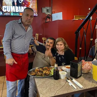 Agusto comiedo y con personas que te a precian