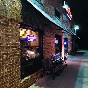 the outside of a restaurant at night