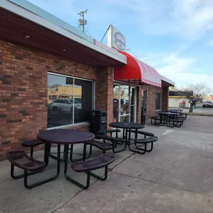 the outside of a restaurant