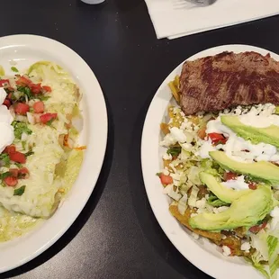 Enchiladas suizas y nuestro ricos nachos