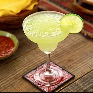 a margarita with a slice of lime