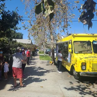 Bien bebidos a cargar su  batería