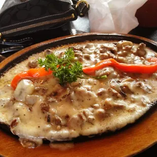 Champi Queso (steak, mushrooms &amp; cheese on a fajita hotplate) tortillas and pico de gayo.