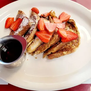 french toast with strawberries and powdered sugar