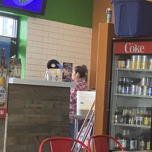 Esta mujer trata mal a los clientes y años empleados .