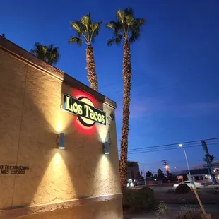 the front of a restaurant at night