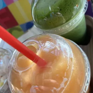 Jugó verde y smoothie de papaya con piña