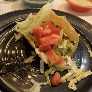 Taco came 10 minutes before the plate arrived. How can you eat it without breaking it?