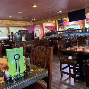 Monday, after lunch hour, nice ambiance