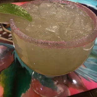 a margarita with a lime slice