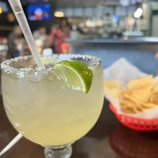 a margarita with a lime slice