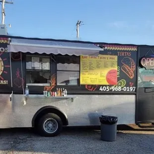 Food truck ( los toros tacos y más )