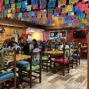 The dinning room is gorgeous.