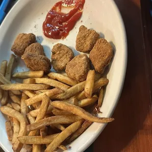 Kids chicken nuggets &amp; fries