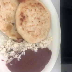 Pupusas (queso y revuelta) con arroz y frijoles. Good plate when craving pupusas.