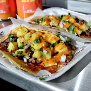 EL TACO MAMON, EL FAVORITO DE MUCHOS, ARRACHERA, QUESO OAXACA, PIÑA ASADA, CEBOLLA, CILANTRO Y UNA TOQUE DE NUESTRA SALSA DE CHILE DE ÁRBOL