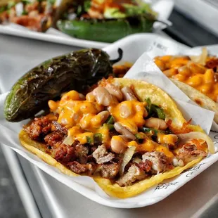 EL TACO RANCHERO, LA MEZCLA PERFECTA DE ARRACHERA Y CHORIZO, CON UN TOQUE DE CEBOLLAS ASADAS Y CHILES JALAPEÑOS