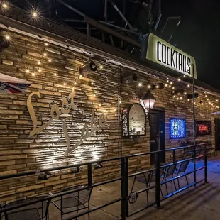 the outside of the restaurant