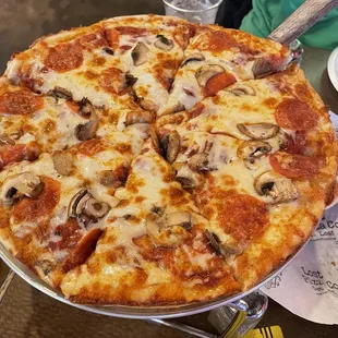 Mushroom pepperoni pizza