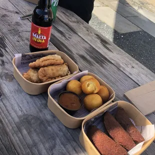 Empanadilla de pollo, sorullos con queso y salsa de guayaba y alcapurrias