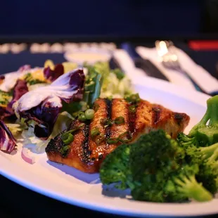 a plate of chicken and broccoli
