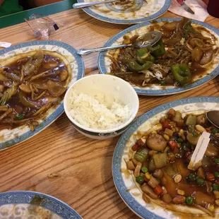 3 dishes with supposedly different sauces. Yeah right.