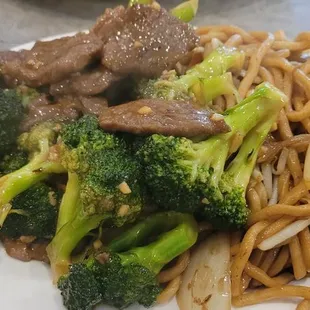 Beef and Broccoli, Chowmein lunch combo.