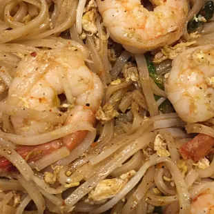 Pad Thai with shrimp. Very good flavor.
