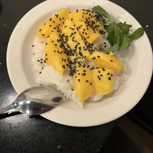 Sticky rice with mango