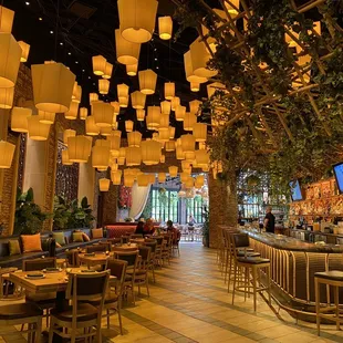 Dining area &amp; bar