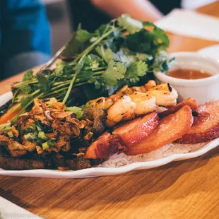 Woven vermicelli with beef, pork, and shrimp
 IG: @thephotographerfoodie