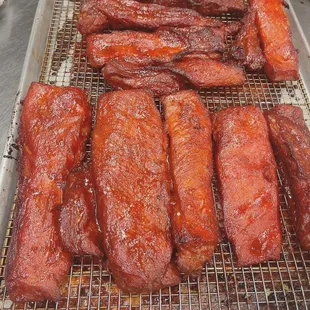 a tray of ribs