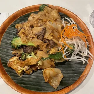 35. Pad See-ew Dinner