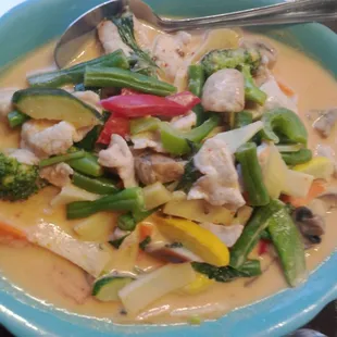 Yellow curry with chicken and extra vegetables