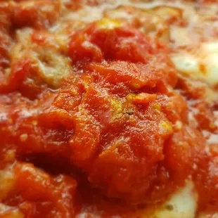 The topping is more a tomato purée than sauce