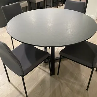Amiso dirk table