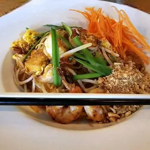 Shrimp pad thai