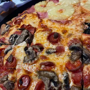 Lrg 1/2 pepperoni and Mushroom 1/2 pineapple and Canadian bacon