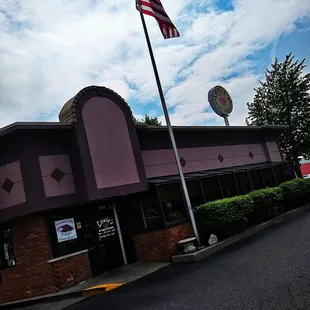 the outside of a restaurant