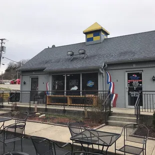 the outside of a restaurant