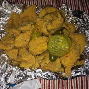 Catfish nuggets (comes w/fries, pickles , peppers, and bread)