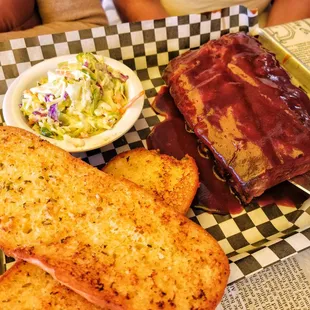 Ribs, garlic bread &amp; coleslaw