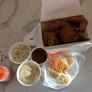 8 piece bucket pack combo with mash and coleslaw.
