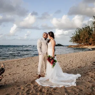 Wedding portraits on the beach at Loulu Palm Estate - Photography by HNL Studios www.hnlstudios.com