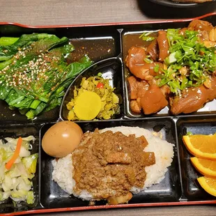 Pork knuckles bento
