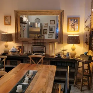 Cozy and comfortable dining room with large table for a large group